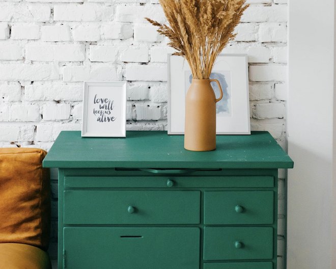 A table with drawers